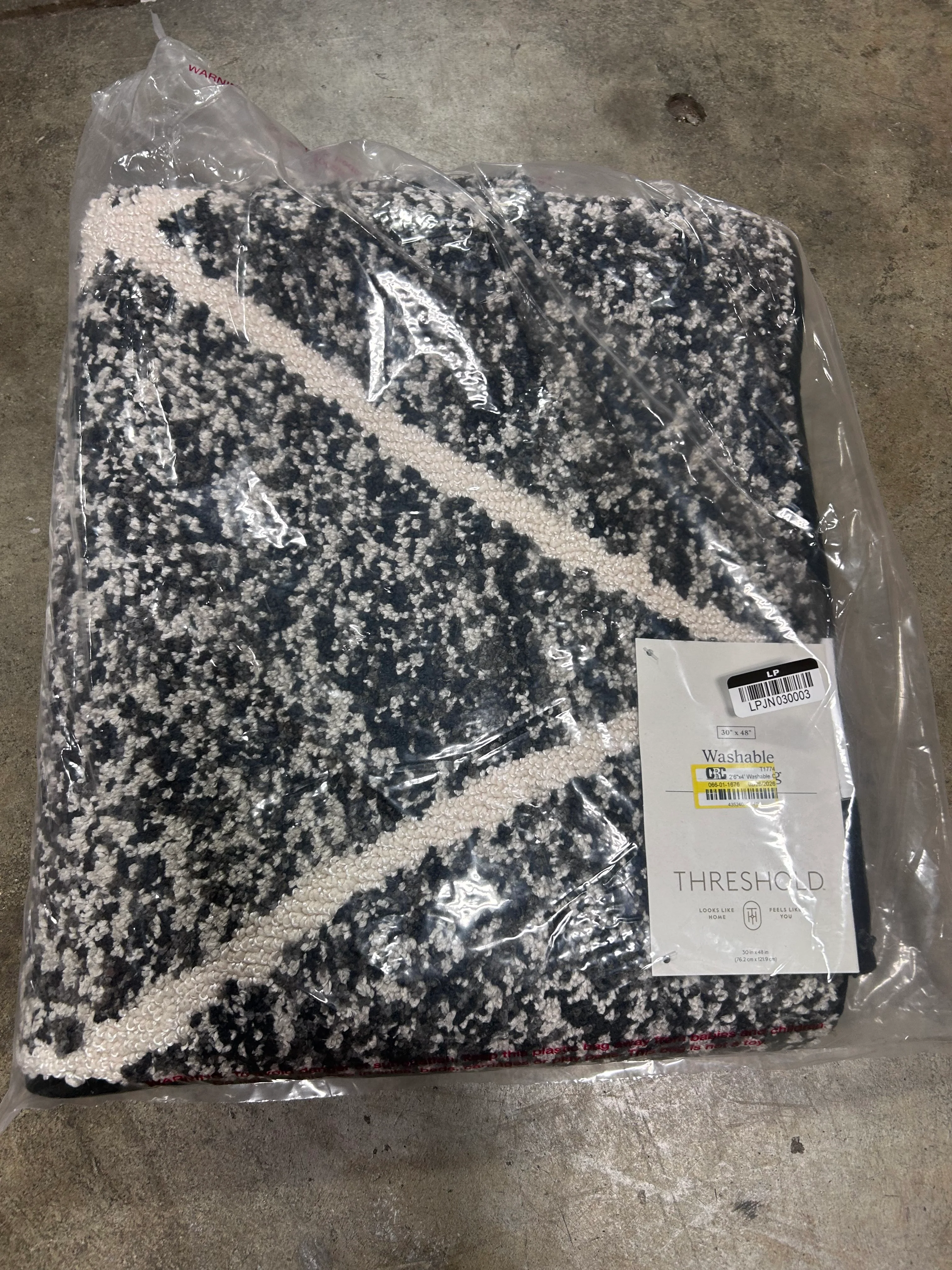 2'6"x4' Washable Criss Cross Easy Care Accent Rug Charcoal/Ivory - Image 4
