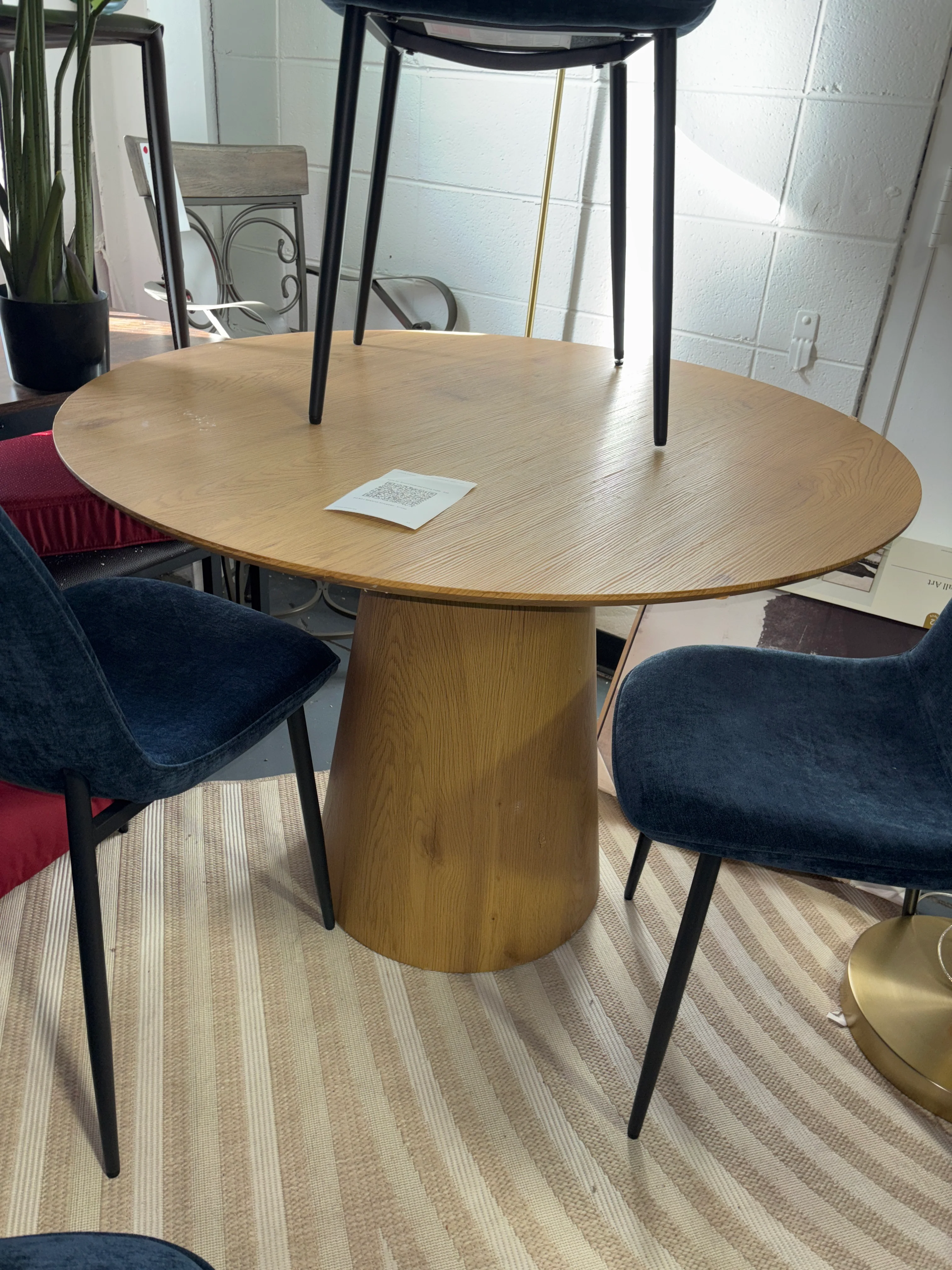 Agne 35" Round Pedestal Dining Table - Oak SHOWROOM ITEM - Image 5