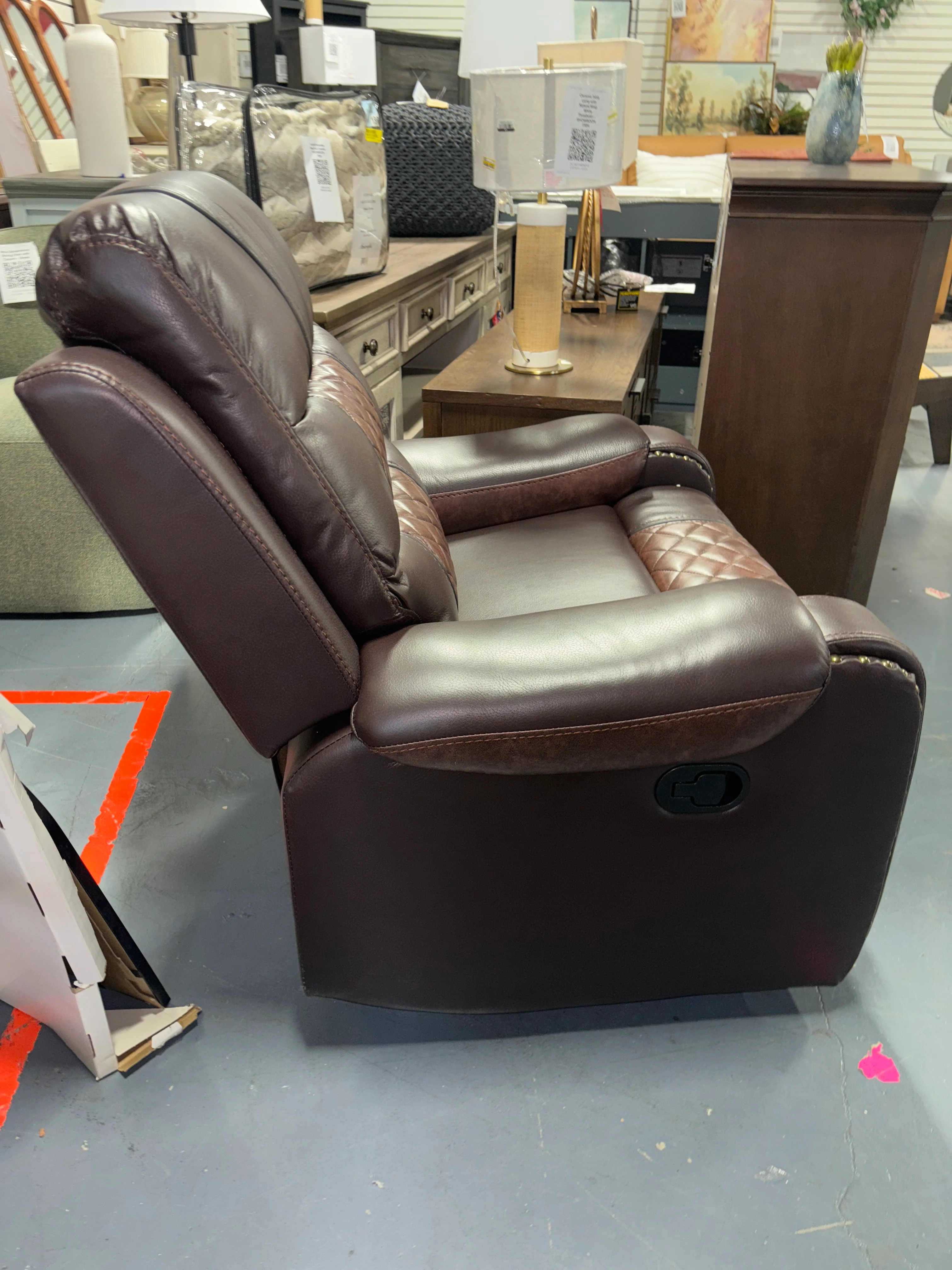 Crovetti 35.8" Wide PU Leather Manual Recliner with Diamond Stitching SHOWROOM ITEM - Image 4