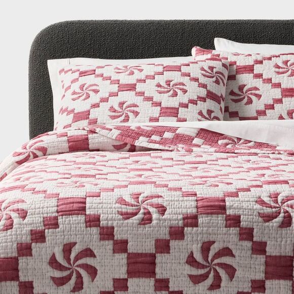 Full/Queen Holiday Matelasse Quilt Set Red