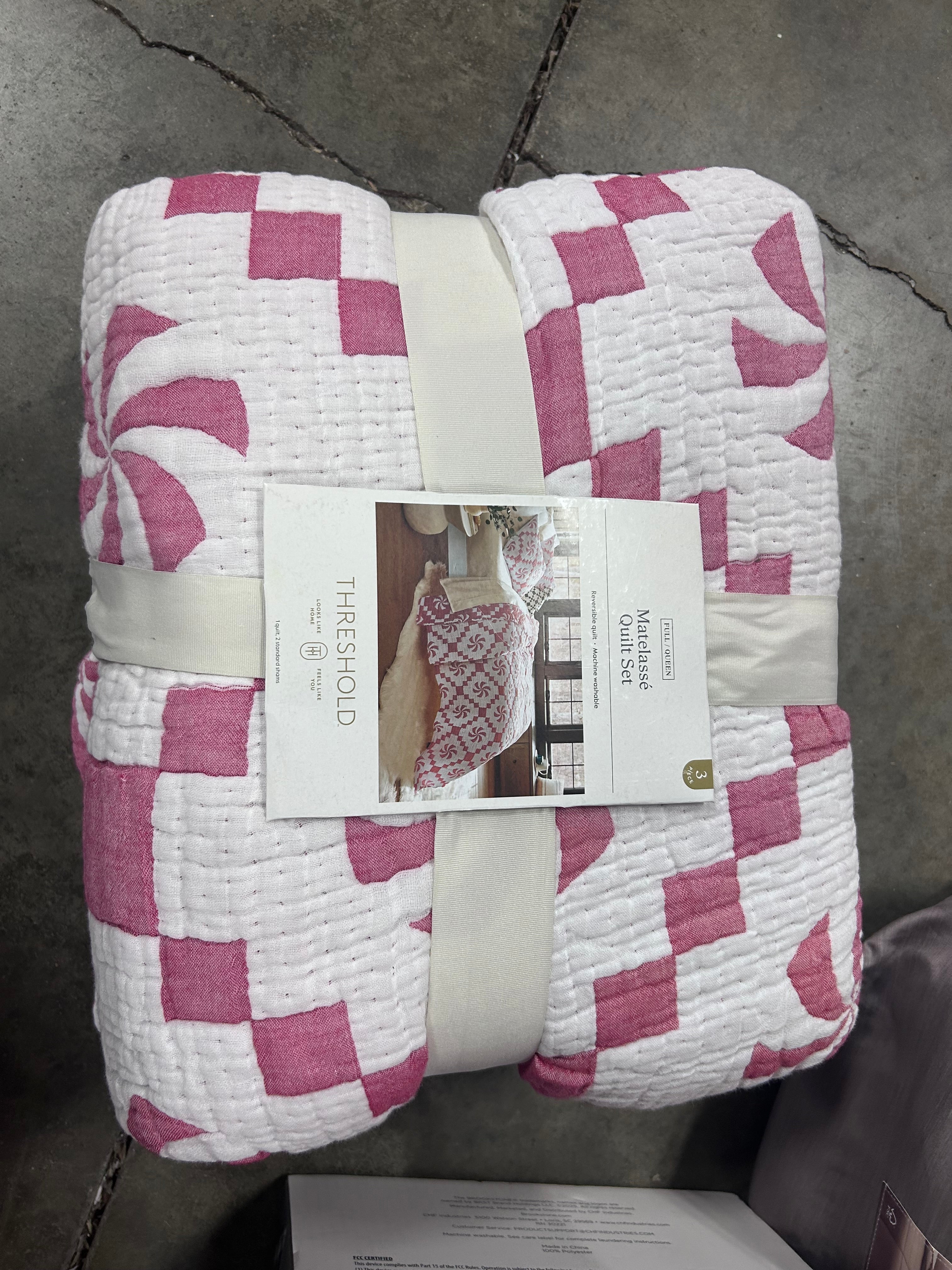 Full/Queen Holiday Matelasse Quilt Set Red - Image 6