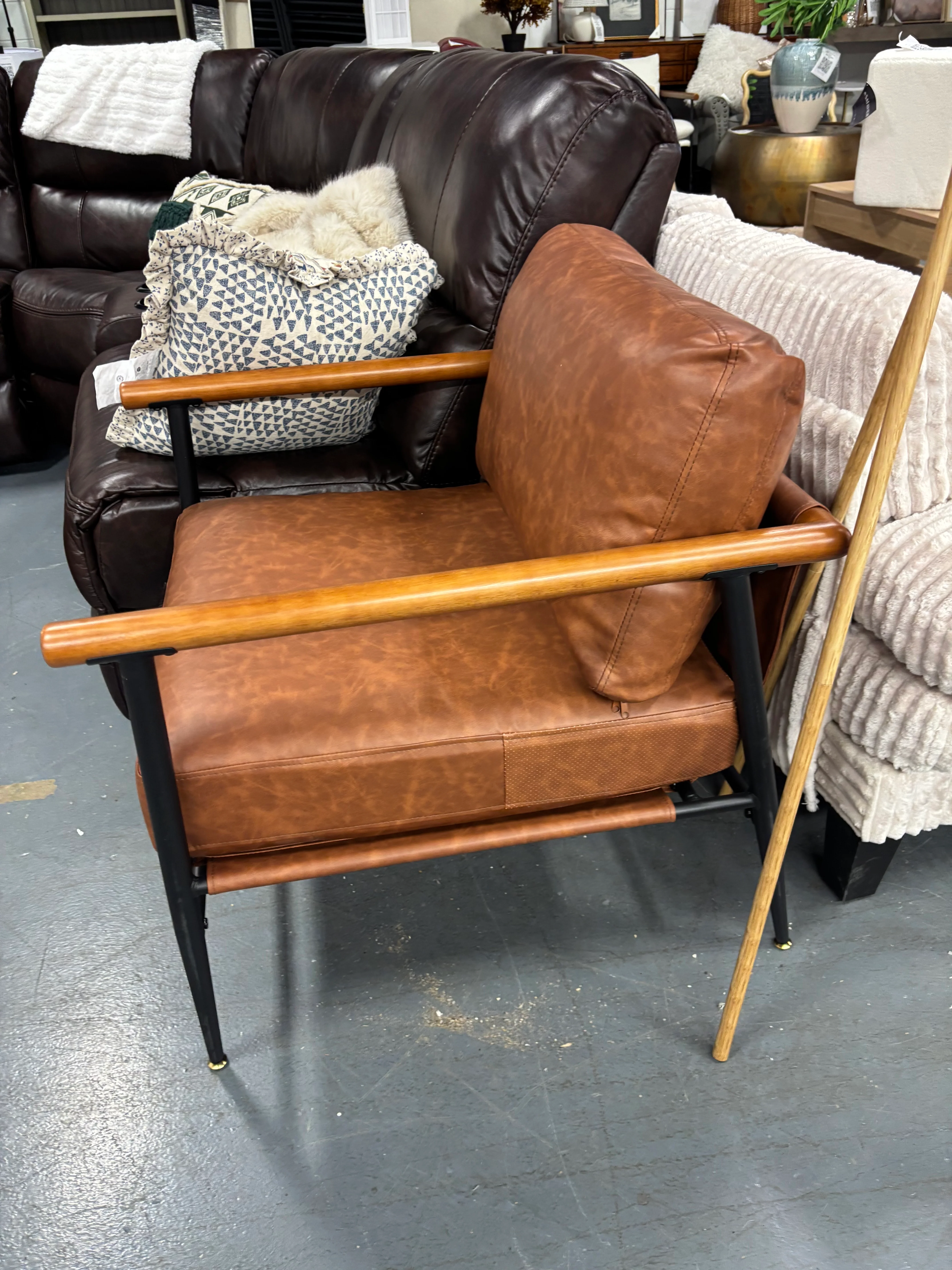 Ieshea Faux Leather Armchair SHOWROOM ITEM - Image 4