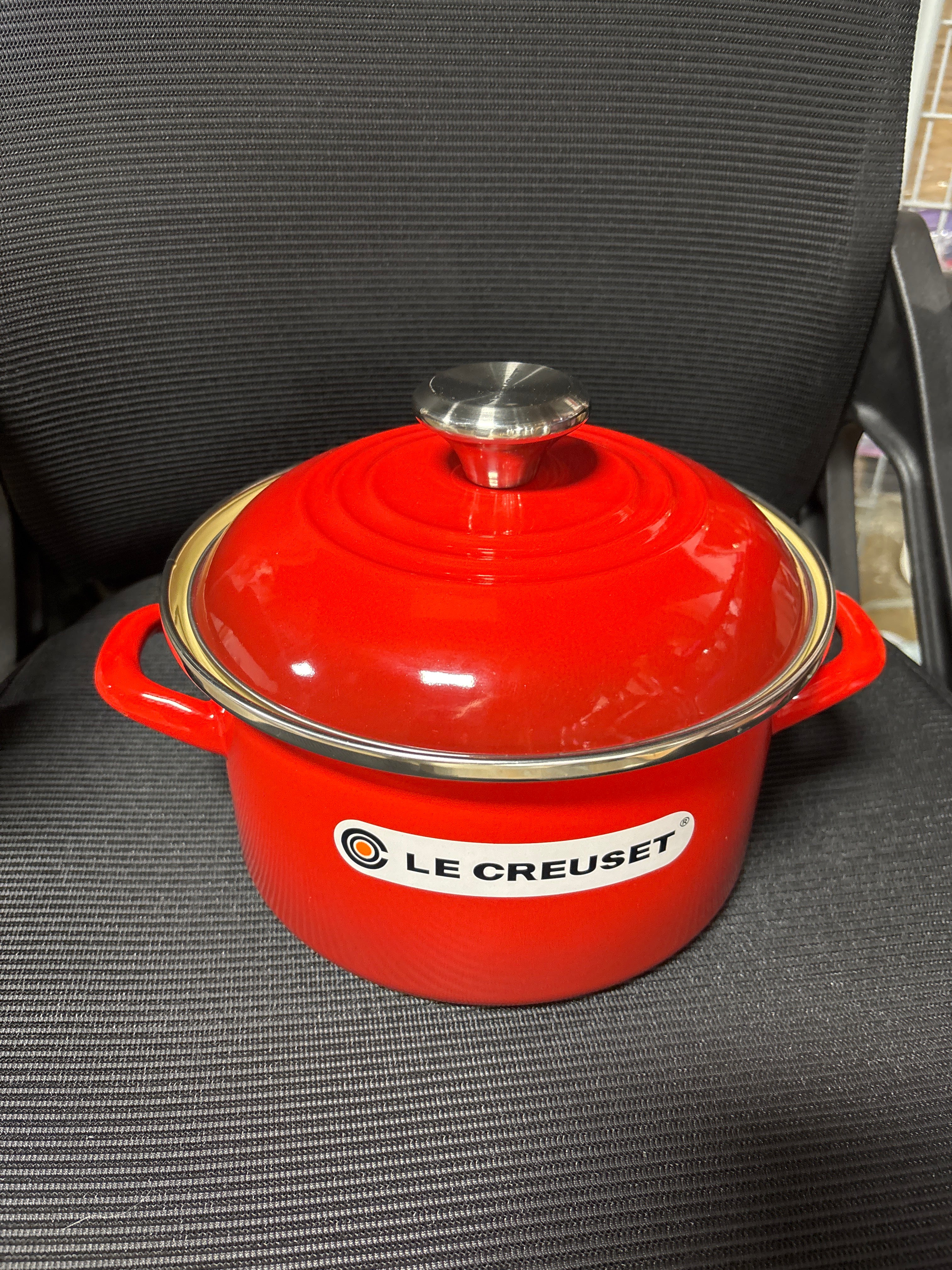 Le Creuset Traditional Petite 3.8qt Stockpot Cerise SHOWROOM ITEM - Image 2