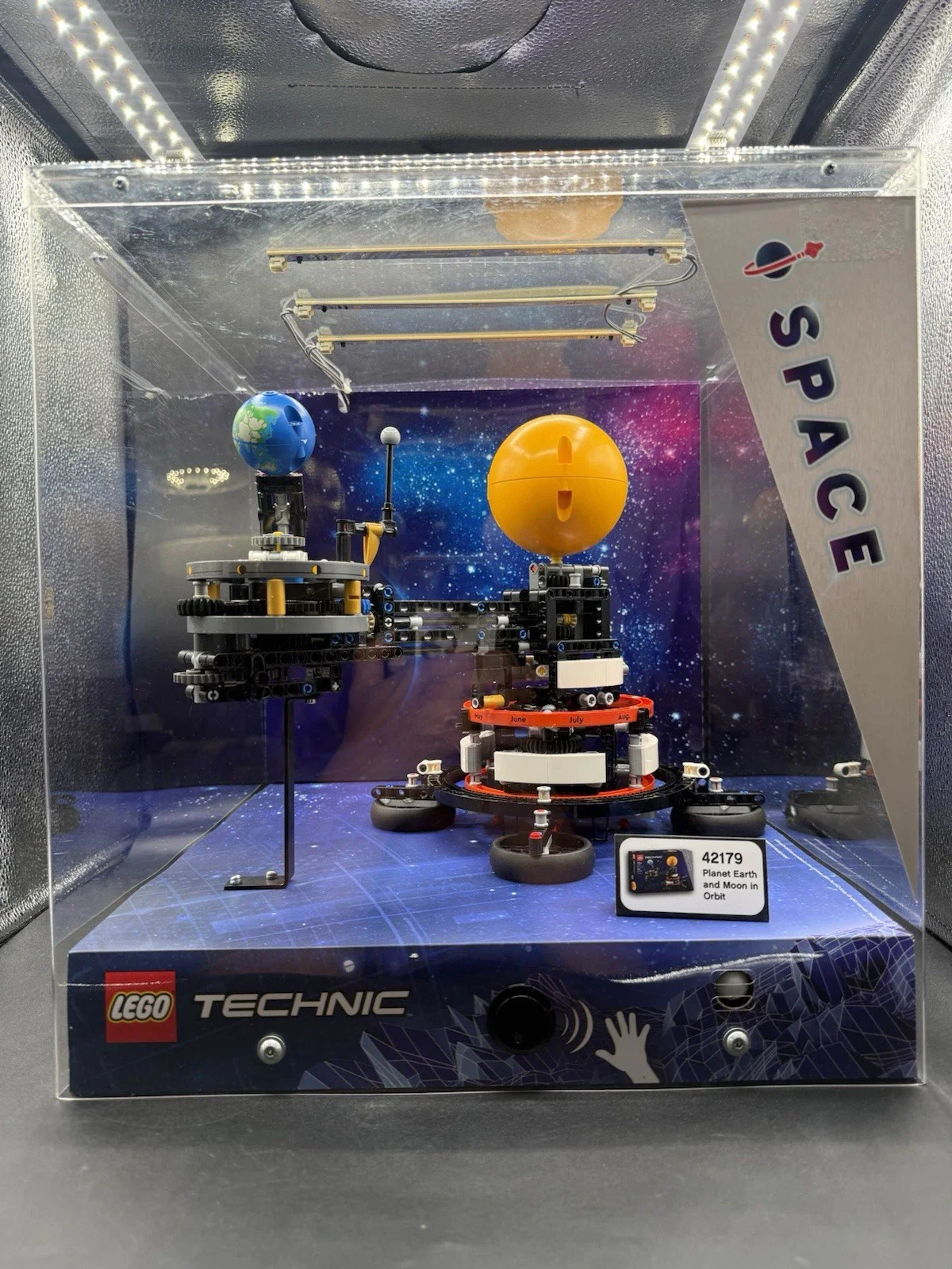 LEGO Technic Planet Earth And Moon Orbit,