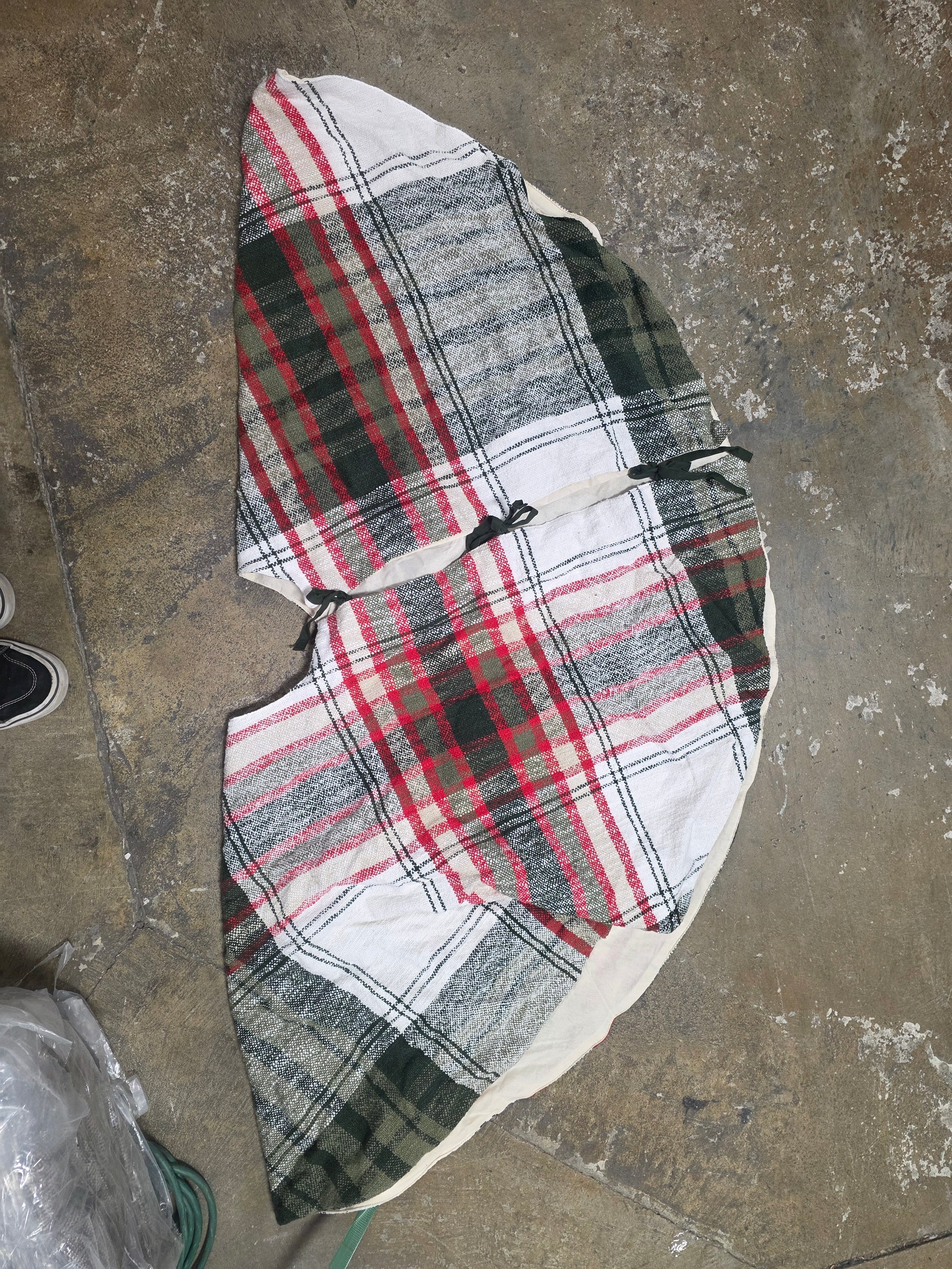 Plaid Chunky Woven Tree Skirt Vintage Red final cut - Image 4