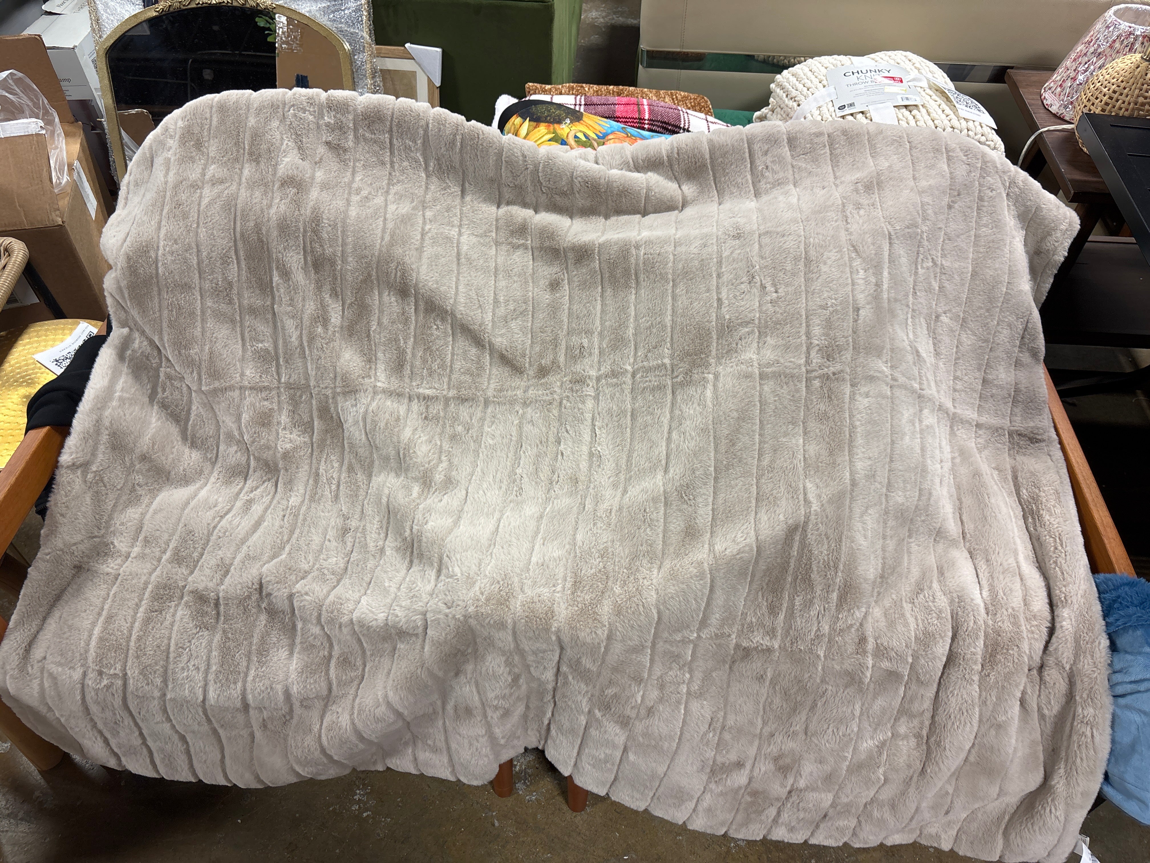 Textured Faux Fur Reversible Throw Blanket - Light Gray SHOWROOM ITEM - Image 2